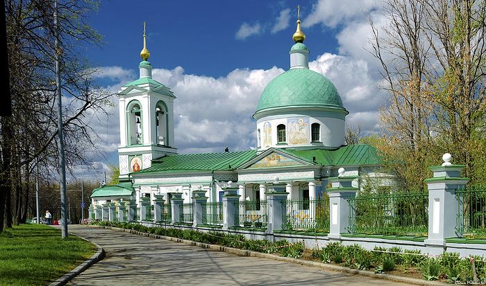 Храм в честь Живоначальной Троицы на Воробьёвых горах