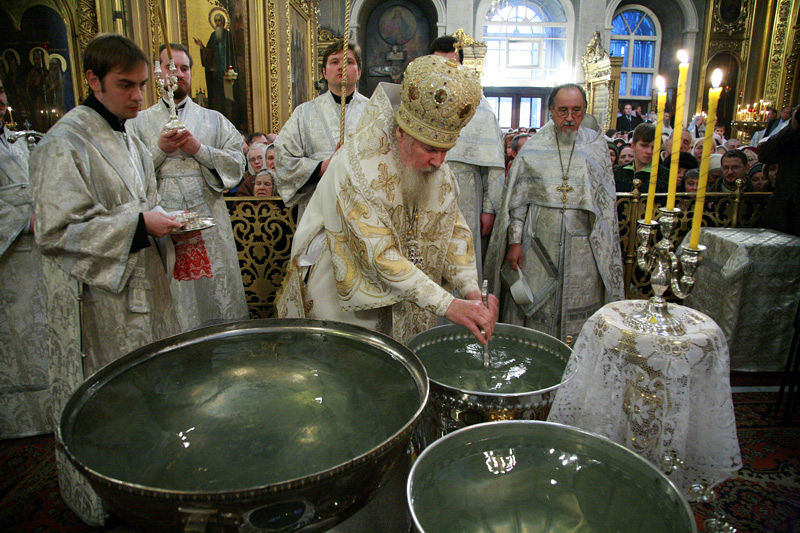 Святейший Патриарх совершает чин освящения крещенской воды.