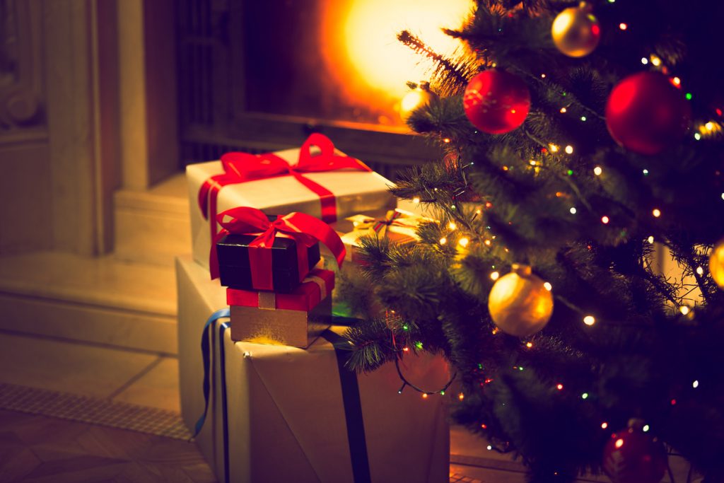 подарки под елкой
