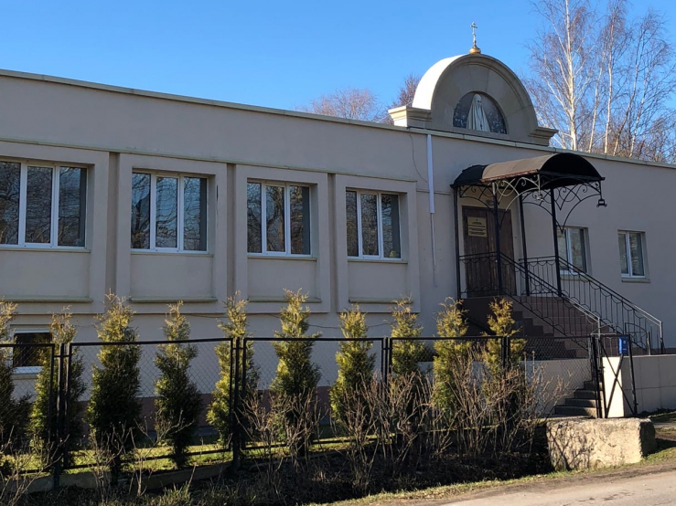Ремонт парапета на входе в храм святителя Алексия в поселке Лахта
