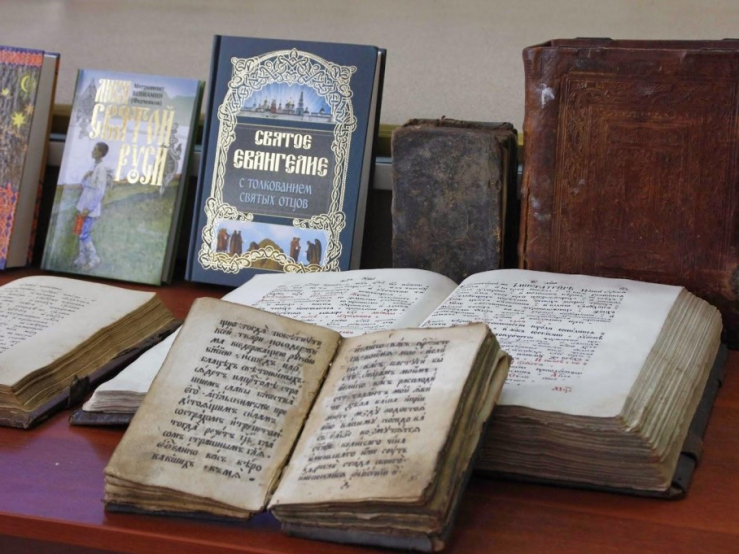 Помогите храму приобрести книги для библиотеки