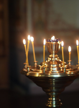 Как правильно передать свечу в алтарь в храме 