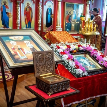 Икона и ковчег с частицами мощей священномученика Николая и дочери его мученицы Варвары Чернышёвых.