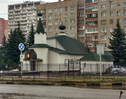 Церковь Макария, митрополита Алтайского и сквер