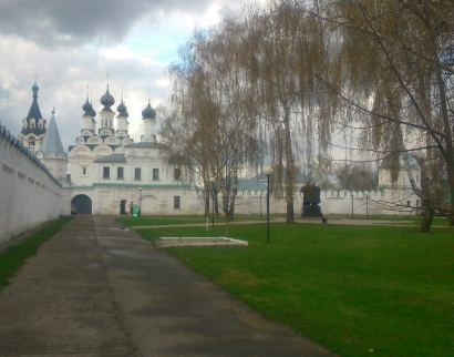 Памятник Петру и Февронии Муромским