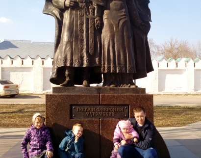 Памятник Петру и Февронии Муромским