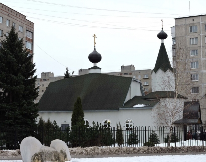 Церковь Макария, митрополита Алтайского и сквер