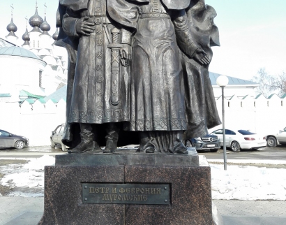 Памятник Петру и Февронии Муромским