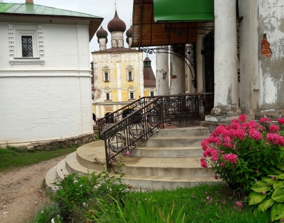 Надвратный храм Сретения Господня