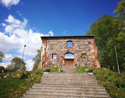 Kalnujų bažnyčios liekanos