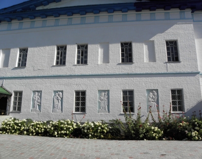 Колокольня с надвратной церковью в честь Архистратига Божия Михаила