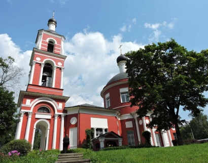 Петропавловский храм в Петровском