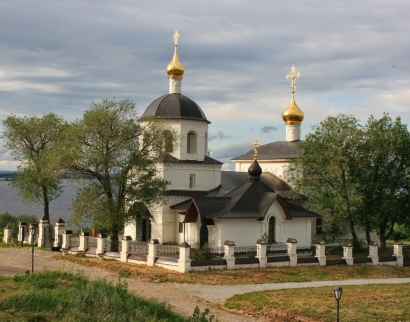 Храм святых равноапостольных царя Константина и матери его Елены