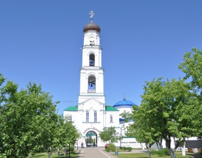 Колокольня с надвратной церковью в честь Архистратига Божия Михаила