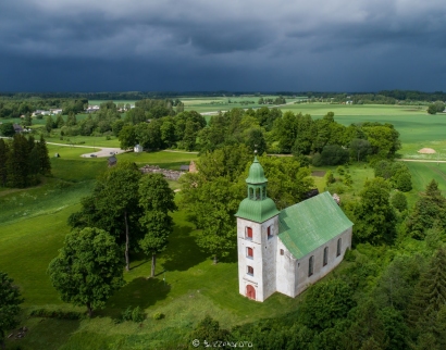 Karksi kirik ja kellamehe maja