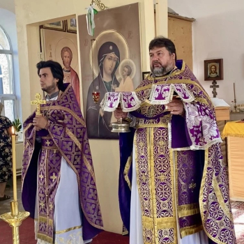 ​БОЖЕСТВЕННАЯ ЛИТУРГИЯ В ПРАЗДНИК ПРОИСХОЖДЕНИЯ (ИЗНЕСЕНИЯ) ЧЕСТНЫХ ДРЕВ ЖИВОТВОРЯЩЕГО КРЕСТА ГОСПОДНЯ