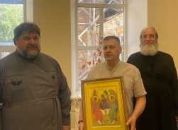 ​В ДАР НИКОЛЬСКОМУ ХРАМУ ПЕРЕДАЛИ ИКОНУ СВЯТОЙ ТРОИЦЫ