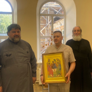 ​В ДАР НИКОЛЬСКОМУ ХРАМУ ПЕРЕДАЛИ ИКОНУ СВЯТОЙ ТРОИЦЫ